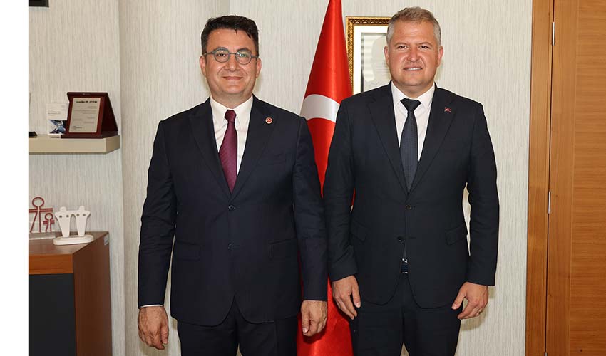 ilk resmi ziyaret mezun olduğu üniversiteye