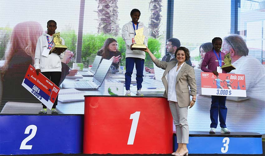 Maraton İzmir’de ödüller dağıtıldı
