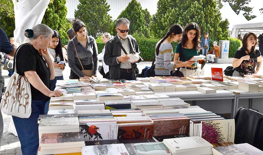 İzmir Kitap Fuarı kitapseverlerin Kültürpark özlemini giderdi