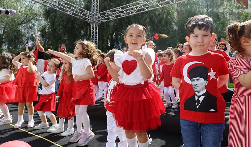 Sahnede şarkı, parkurlarda oyun