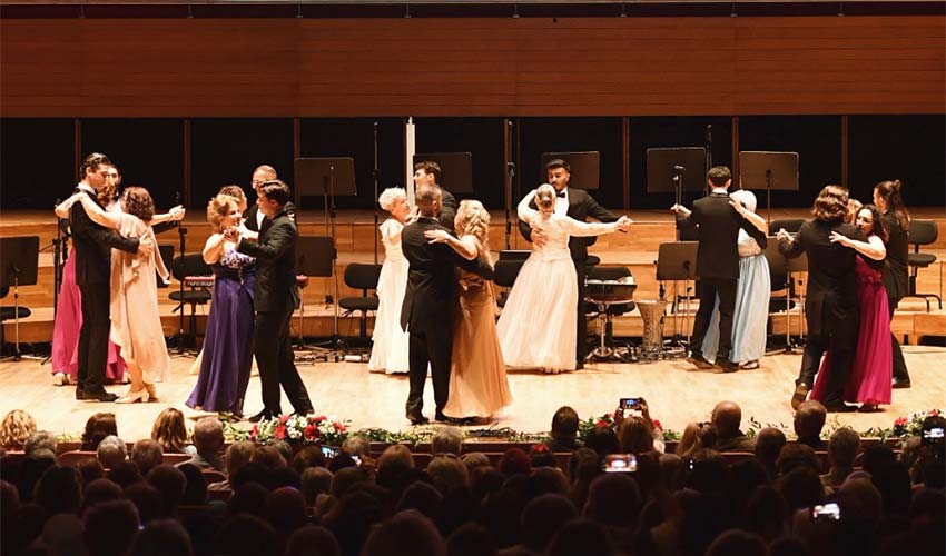 Ruhu genç İzmirliler gösterileriyle büyüledi