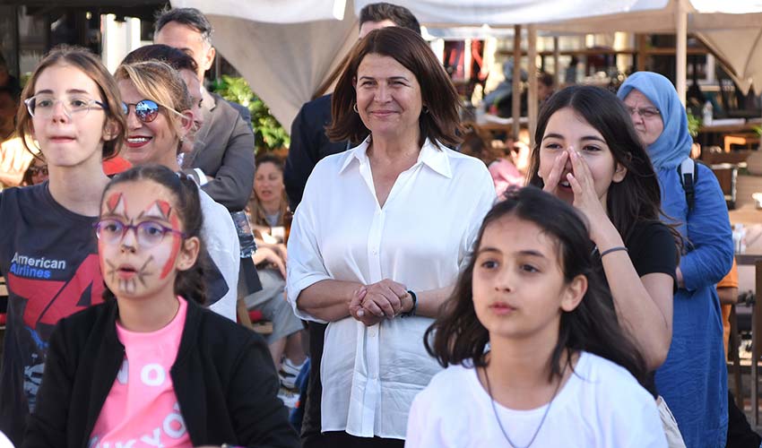 Foça’da çocuklar doyasıya eğlendi