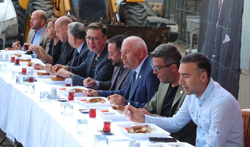 Belediye emekçilerine bayram hediyesi