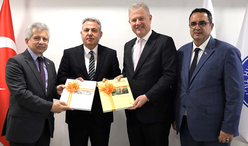 Vali Elban’dan İzmir Ekonomi’ye ziyaret