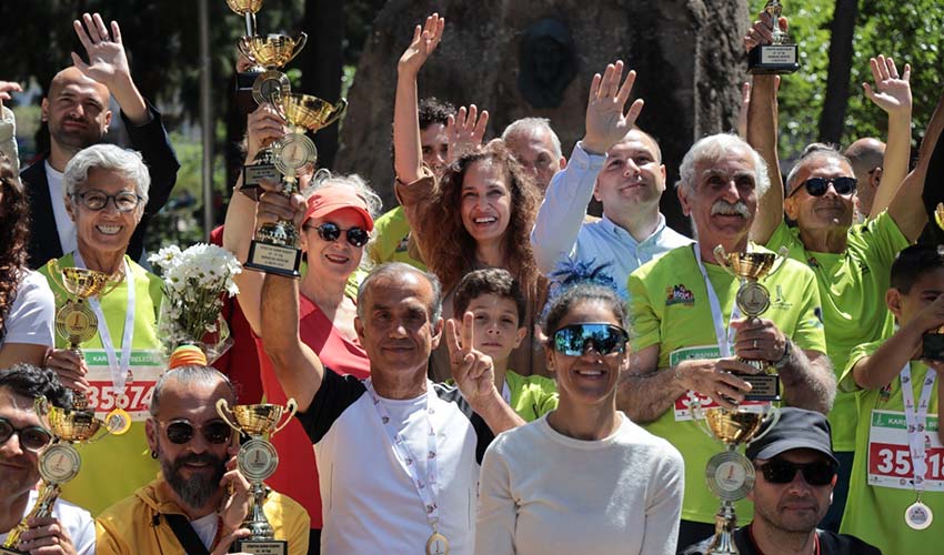 Karşıyaka tek yürek oldu, Zübeyde Anne’ye koştu!