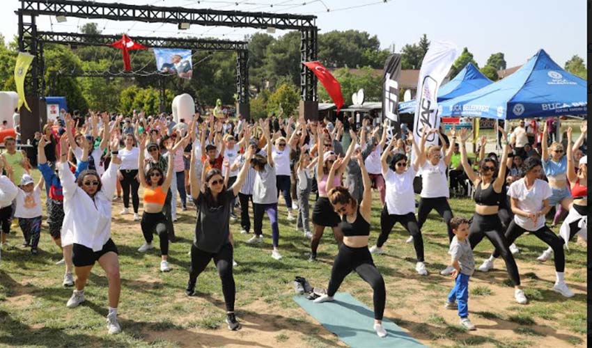 Buca'da rengarenk bayram kutlaması