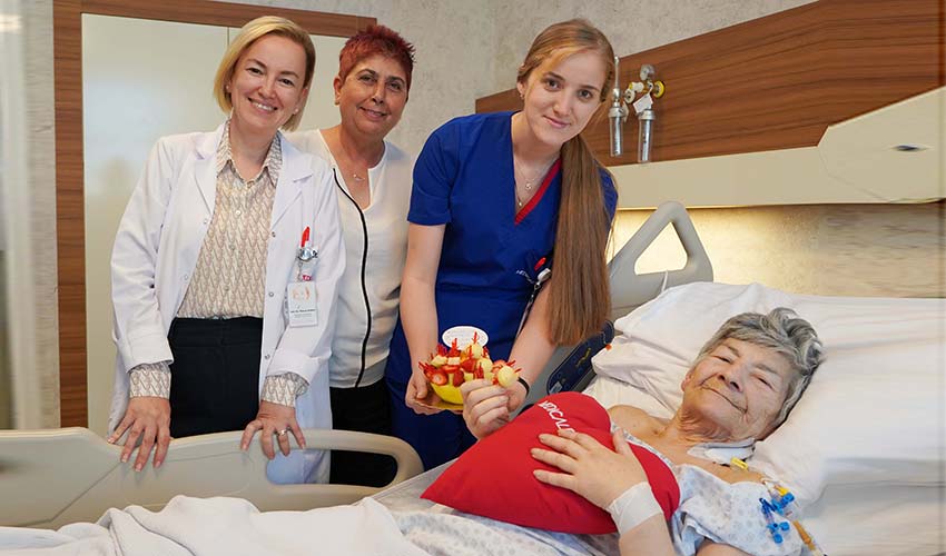 Emekli hemşireye meslektaşlarından duygusal sürpriz