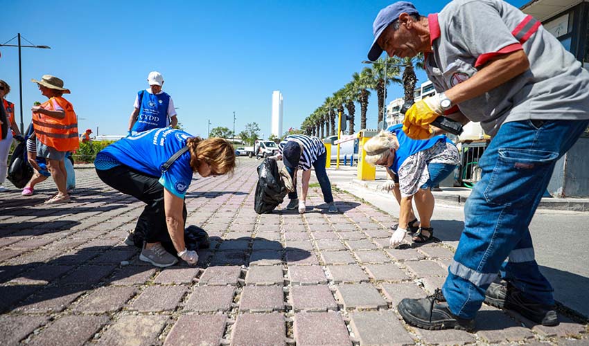 Çevre gönüllülerinden sahil temizliği