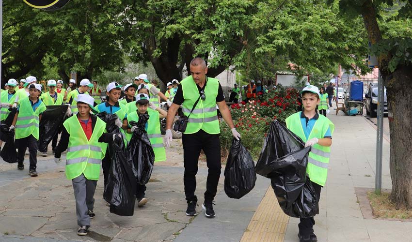 Gölcük gölünün çöpünü topladılar