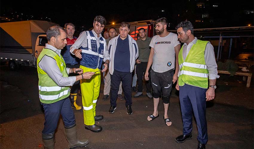 Ekiplerle birlikte sahaya indi