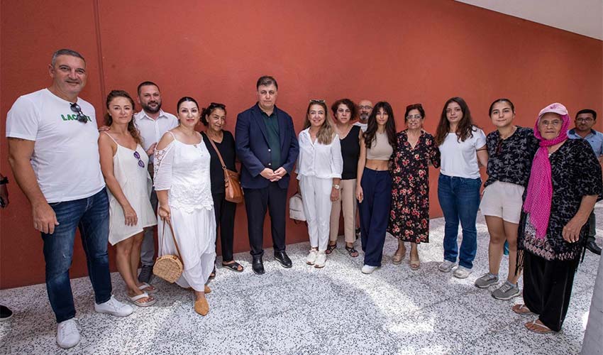 Cemevi’nde aşure lokmasına ortak oldu