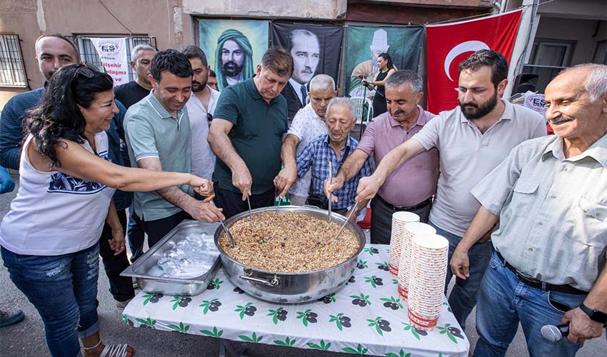 Örnekköy'de aşure dağıttı