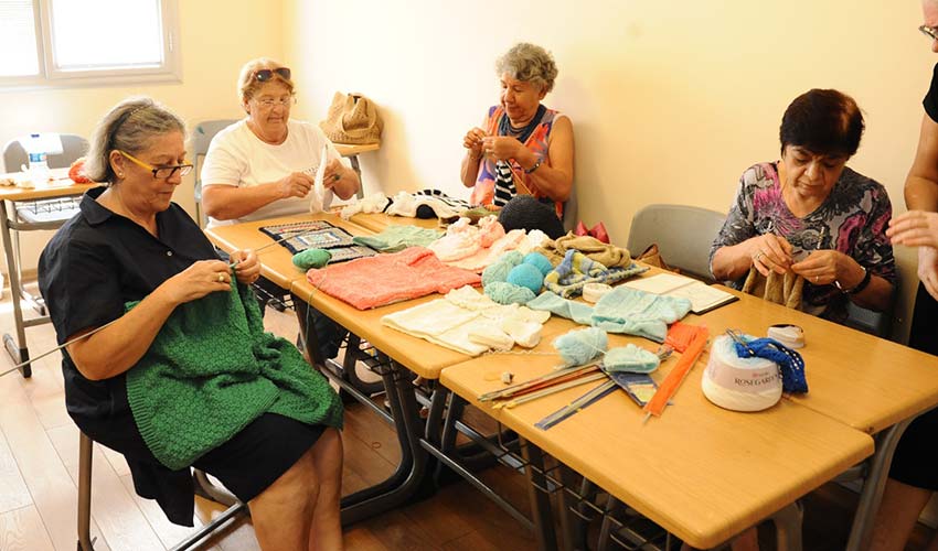 Lösemili çocuklar için örüyorlar