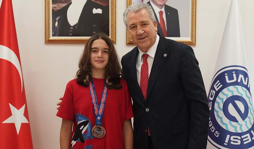 Genç Yüzücü başarıya doymuyor
