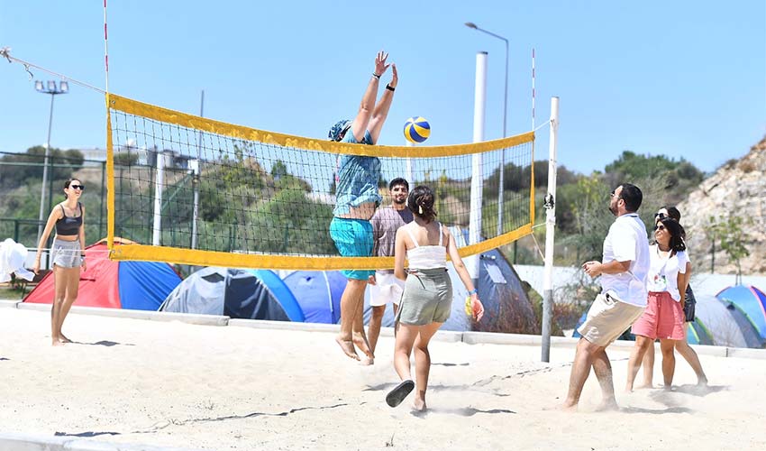 Özdere’deki gençlik kampında gönüllerince eğleniyorlar