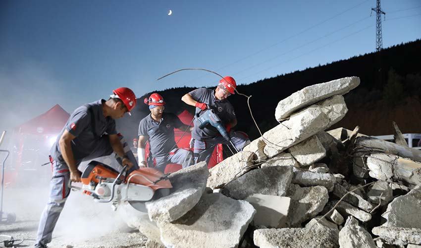 Gerçeği aratmayan deprem tatbikatı