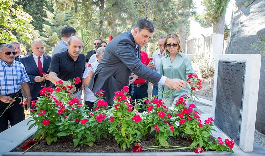 Düşünceleri ile bize yol göstermeye devam edecek