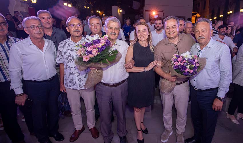 Komünist Osman'a ayakta alkış