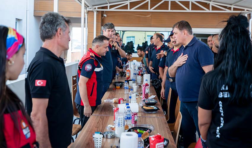 Yangın mağdurları ile şehir dışından gelen itfaiyecileri ağırlıyor