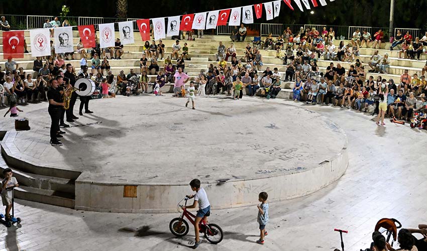 Atatürk Parkı'nda Bando Balkan rüzgarı