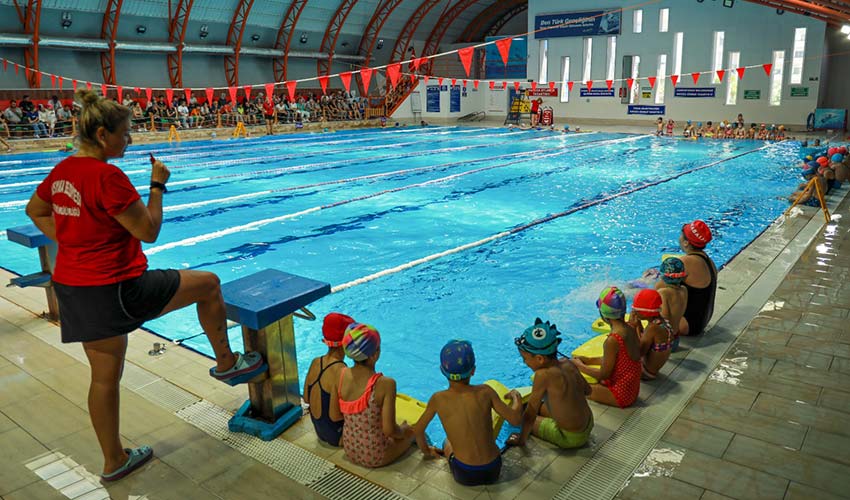 Yarı olimpik havuzu yazın gözdesi