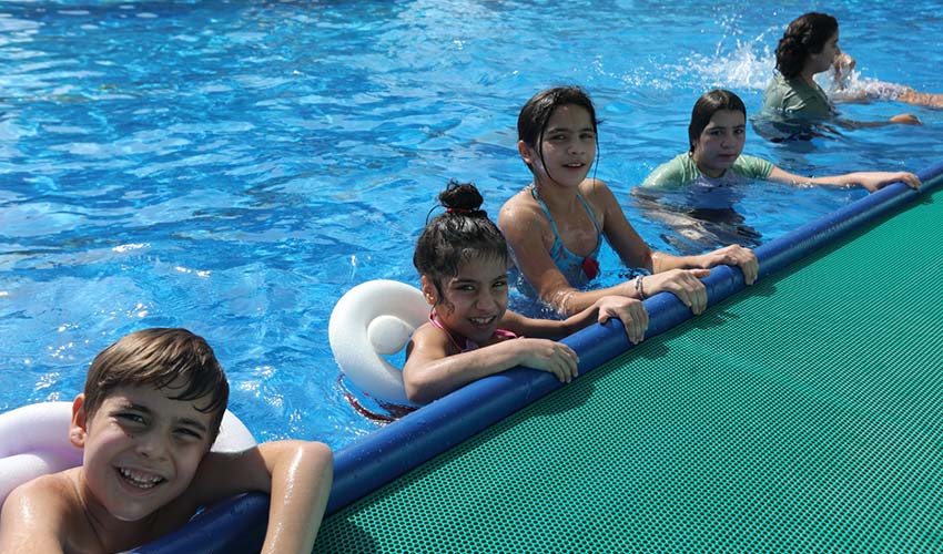 20 çocuk ilk kez havuzla tanıştı