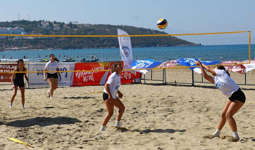 Zafer Turnuvası Plaj Voleybolu'nda hem eğlendi hem yarıştılar