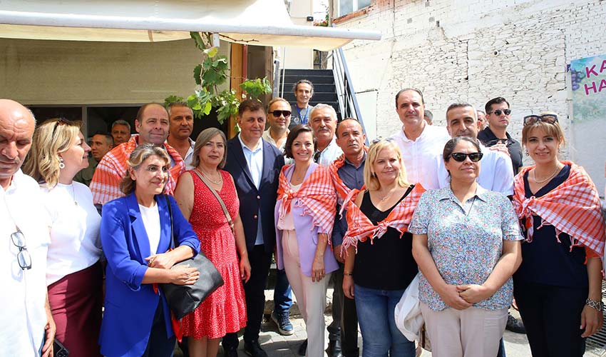 Bu üzümler gibi birbirimize sımsıkı bağlıyız