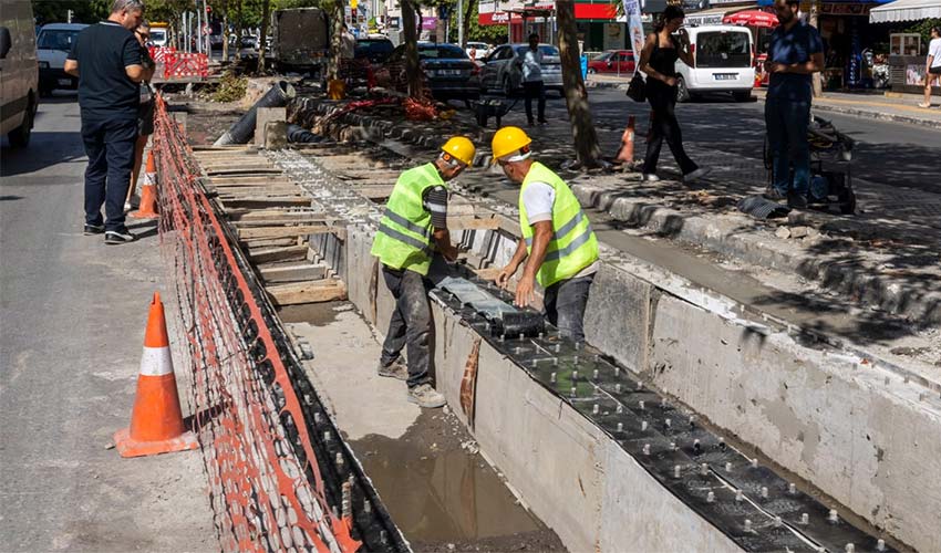 Yağmur suyu mazgalları yenileniyor