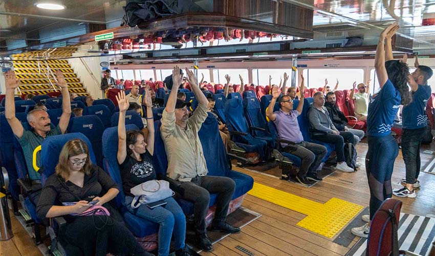 İzmirliler vapurda spor yapıyor