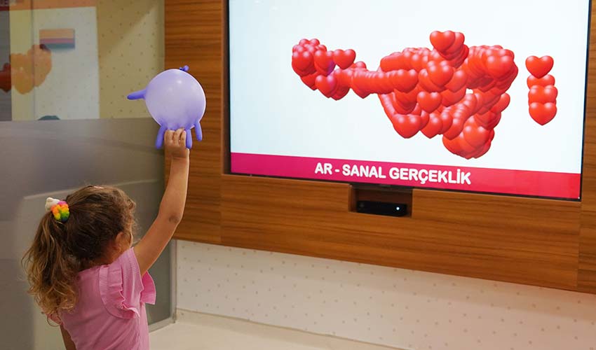 Hem eğleniyor hem öğreniyor hem de tedavi oluyor