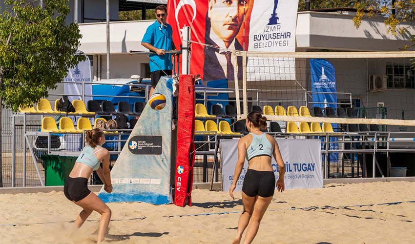 Liseli gençlerden plaj voleybolu ve müzik şöleni