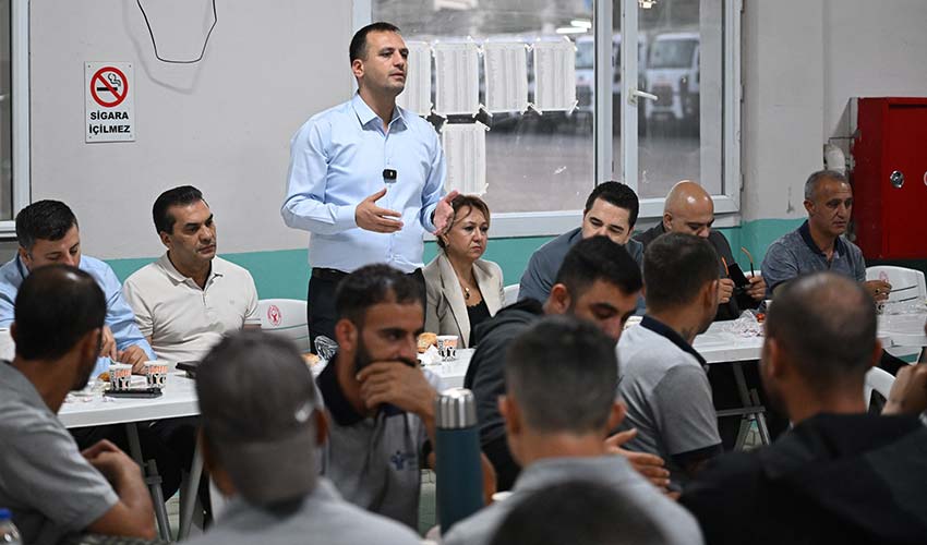 Temizlik işçileriyle bir araya geldi