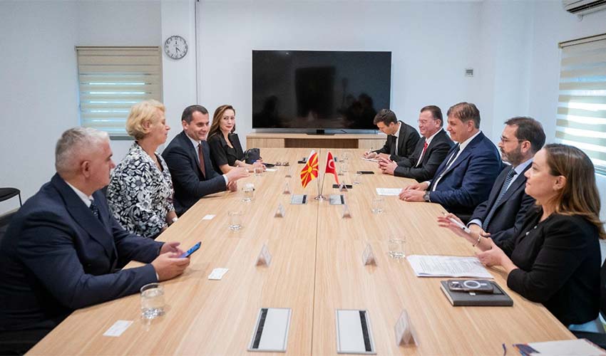 Başkan Tugay Kuzey Makedonya Başkonsolosu Fazlioski’yi ağırladı