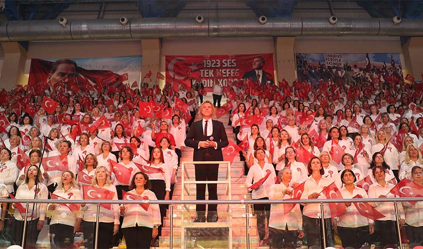 1923 Kadın ile “Cumhuriyet Marşı