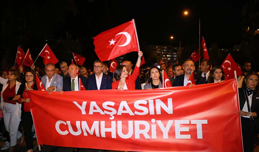 Karabağlarda coşkulu Cumhuriyet Korteji