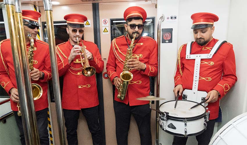 İzmir Metrosu'nda 29 Ekim kutlaması