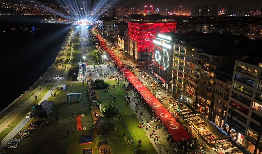 Cumhuriyet ışığı İzmir'den parladı