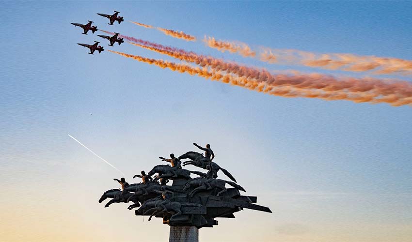 Türk Yıldızları  gökyüzünü kırmızı beyaza boyadı