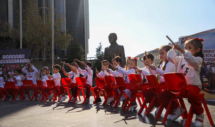 Bucalı minikler Cumhuriyet'in 101. yılını coşkuyla kutladı