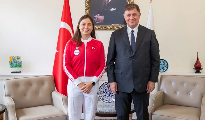 İlklere imza atan İzmirli yüzücü Başkan Tugay’la buluştu
