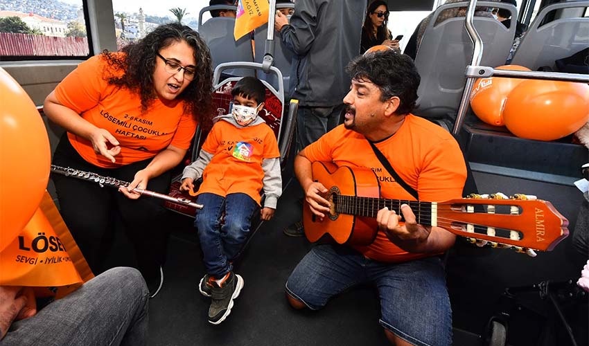 Lösemili çocuklar için renkli otobüs turu