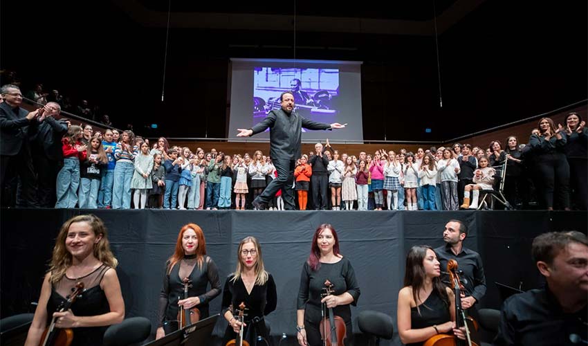 “Sensin Atatürk” ayakta alkışlandı