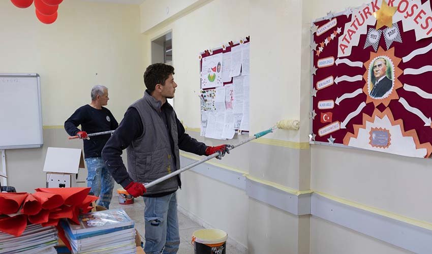 Balçova'dan okullara boyama desteği