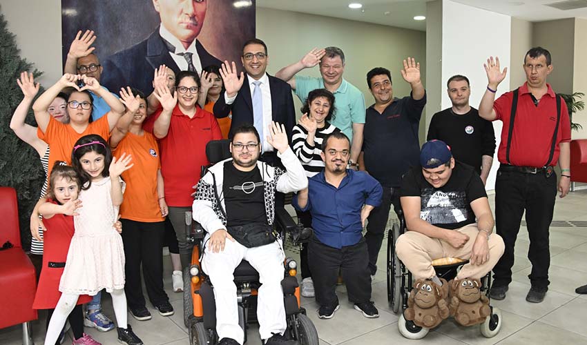 Özel çocuklardan kalp ısıtan tiyatro oyunu