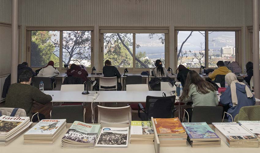 İzmir’in kütüphaneleri binlerce genci ağırlıyor