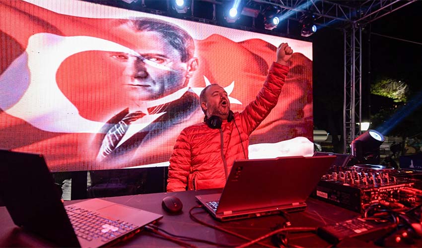 İzmir 2025’i Kültürpark’ta coşkuyla karşıladı