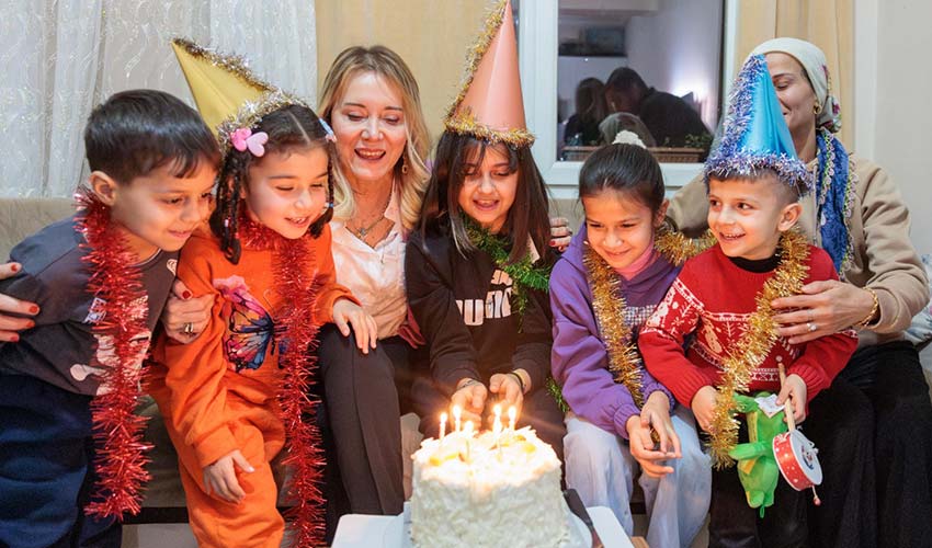 Yeni yılı komşularıyla birlikte karşıladı