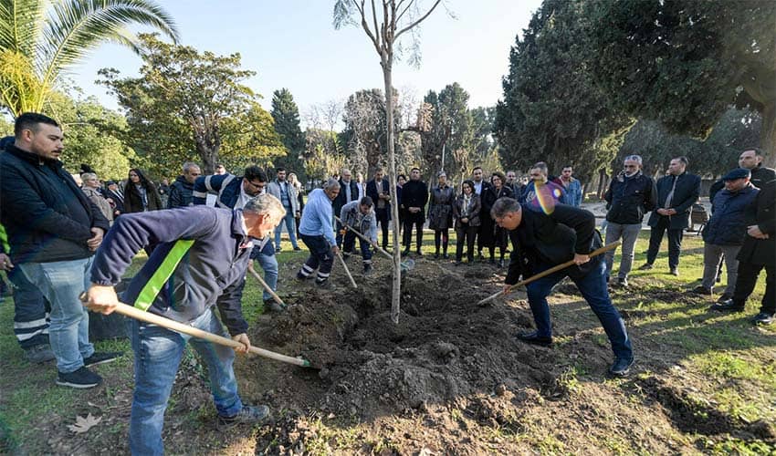 Yeni yılın ilk gününde Kültürpark’ta ağaç dikti