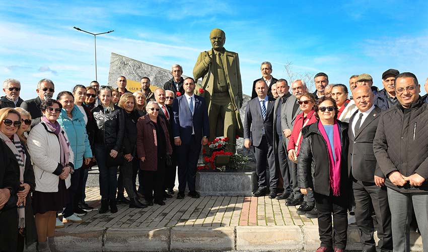 Uğur Mumcu karanfillerle anıldı